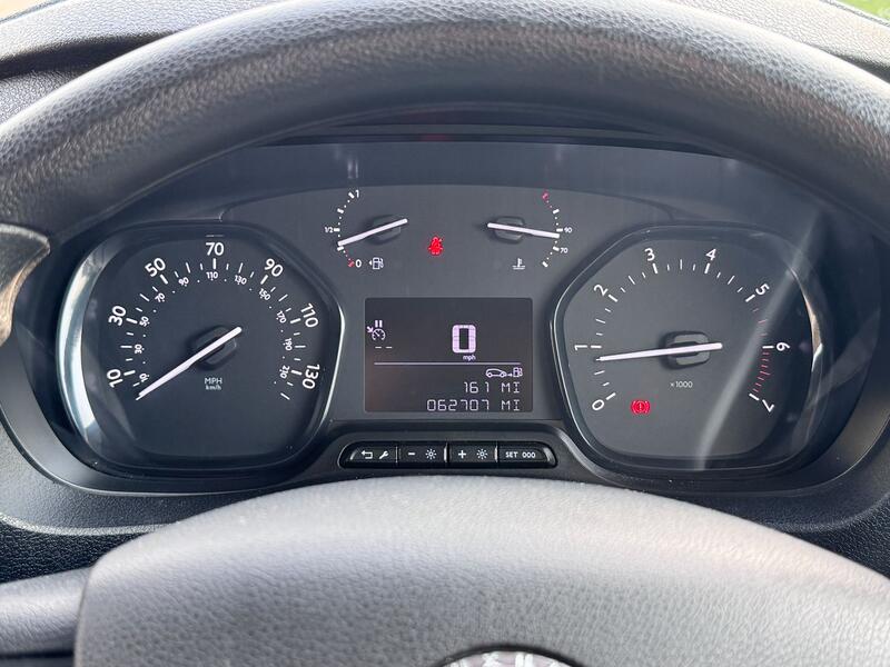 VAUXHALL VIVARO