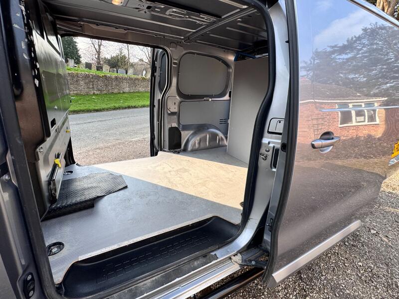 VAUXHALL VIVARO