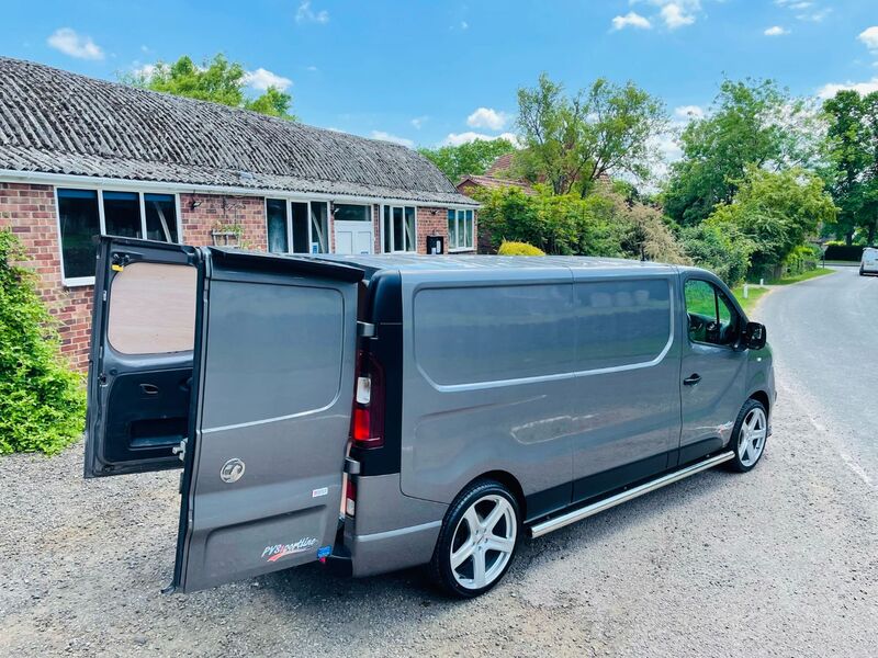 VAUXHALL VIVARO