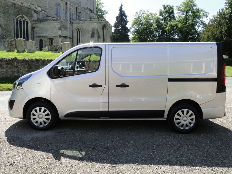 VAUXHALL VIVARO