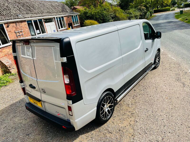 VAUXHALL VIVARO