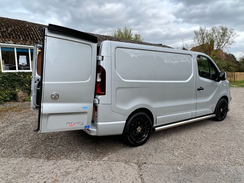 VAUXHALL VIVARO